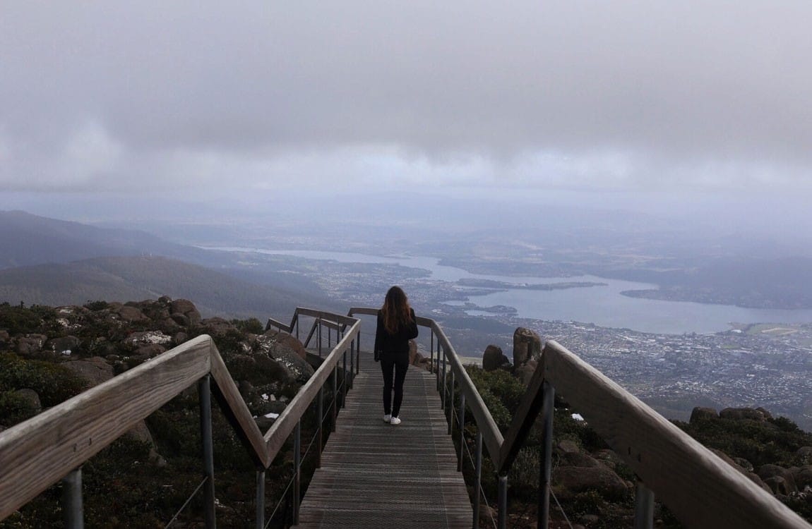 Estudiar un grado en Australia Fotografía de Tasmaia con una chica de espaldas en unas escaleras